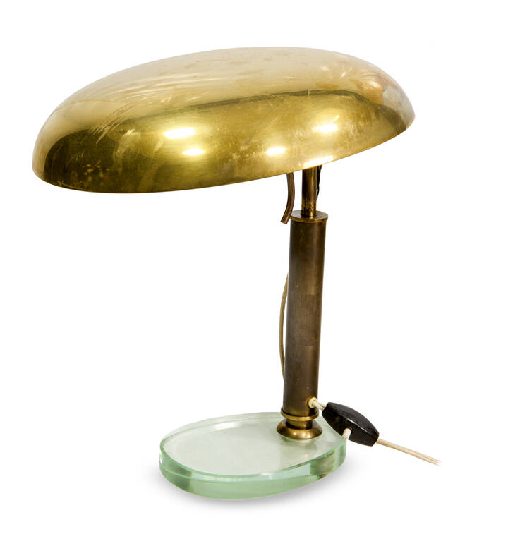 PRODUZIONE ITALIANA - Lampada da tavolo in ottone e base in vetro.