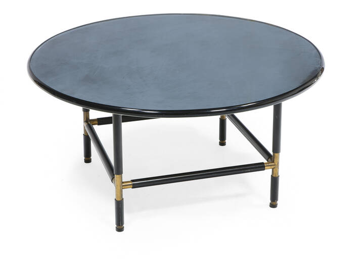 FONTANA ARTE - Tavolino con struttura in metallo laccato e ottone, piano rotondo in cristallo.