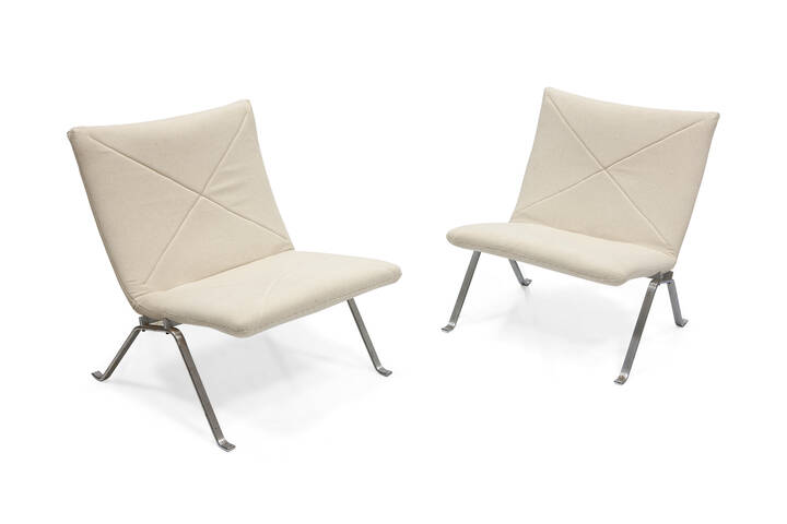 POUL KJAERHOLM - PK22<br>Coppia di poltrone con struttura in acciaio satinato e imbottitura rivestita in tessuto.