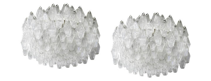 VENINI - Coppia di lampadari a quattro ordini di elementi della serie poliedri in vetro soffiato.<br>