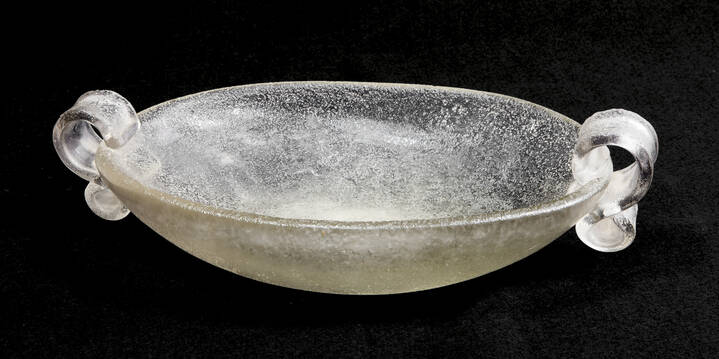 FLAVIO POLI - Z2646<br>Coppa con applicazioni a nastro, vetro corroso e lievemente iridato.