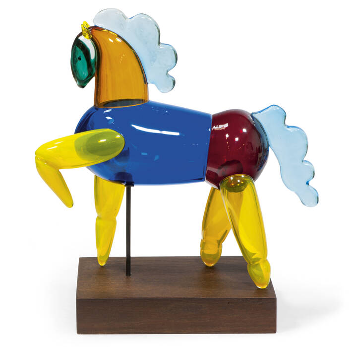 ALESSANDRO MENDINI - Il Cavallino di Venini <br>Vetro soffiato e modellato a caldo nei colori e nelle sfumature del rosso, zaffiro, ambra, acquamare, giallo e verde.