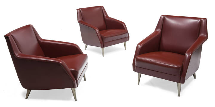 CARLO DE CARLI - 802<br>Tre poltrone con struttura in legno, rivestimento in vipla imobottito e sostegni in ottone nichelato.