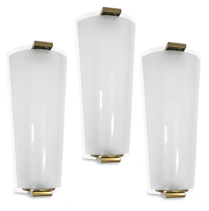 FONTANA ARTE - Tre lampade da parete con struttura in ottone e vetro trasparente curvato, sabbiato e molato.