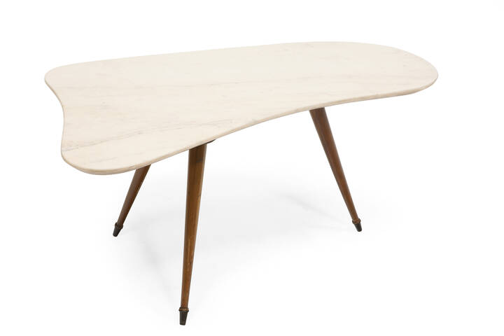 PRODUZIONE ITALIANA - Tavolino con struttura in legno e supporti in ottone, piano in marmo rosa.