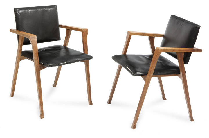 FRANCO ALBINI - Luisa<br>Coppia di sedie con struttura in legno di noce, sedile e schienale imbottiti in gommapiuma rivestita in pelle.