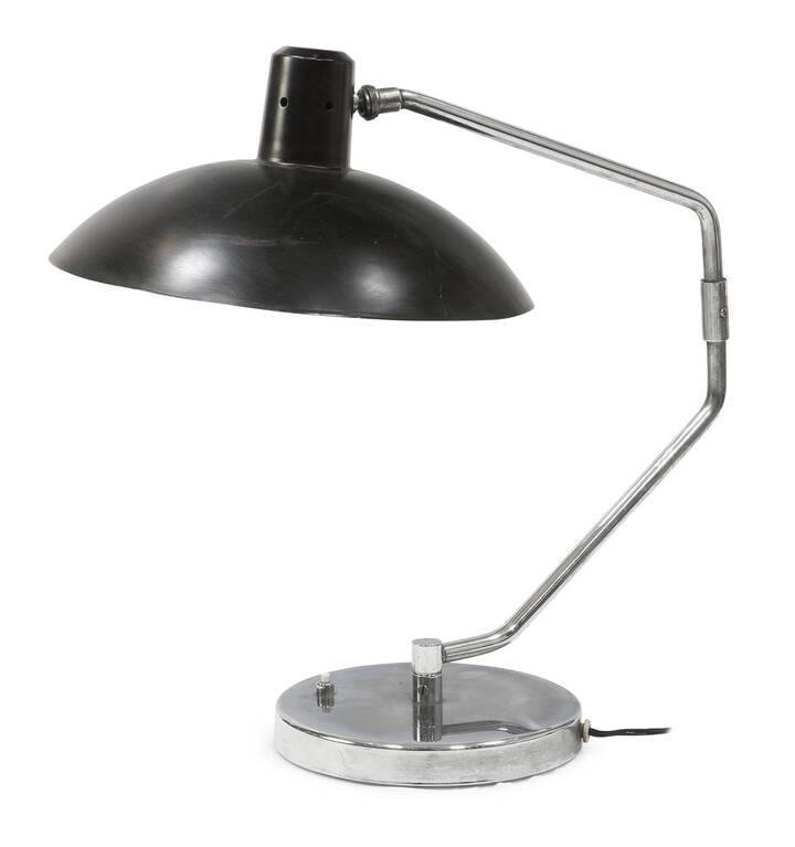 CLAY MICHIE - Lampada da tavolo in acciaio cromato e diffusore in lamiera laccata.