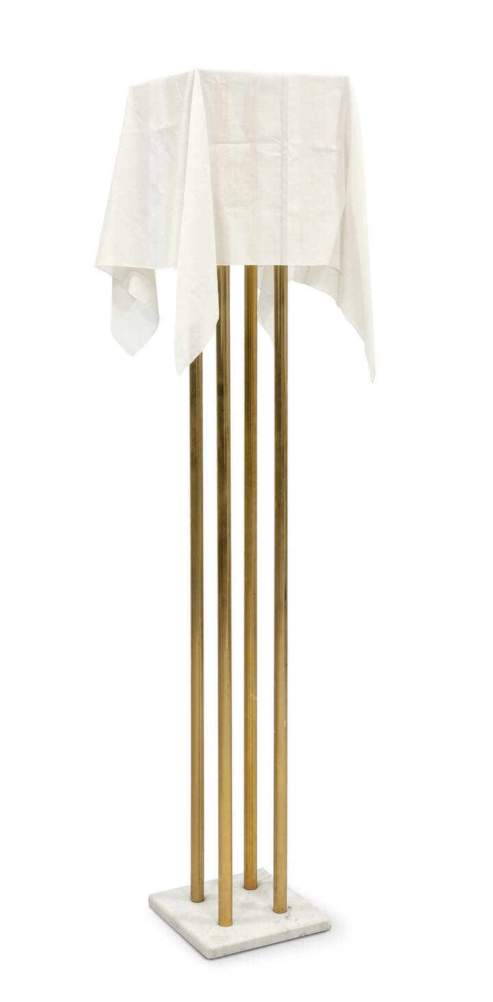 KAZUHIDE TAKAHAMA - Nefer 2<br>Lampada da terra in ottone con base in marmo. Paralume in tessuto.