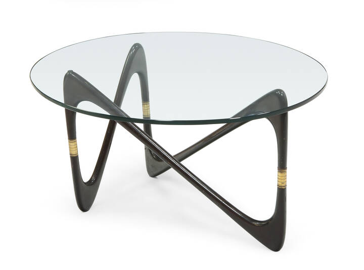 PRODUZIONE ITALIANA - Tavolino con struttura in legno e ottone, piano in cristallo molato.