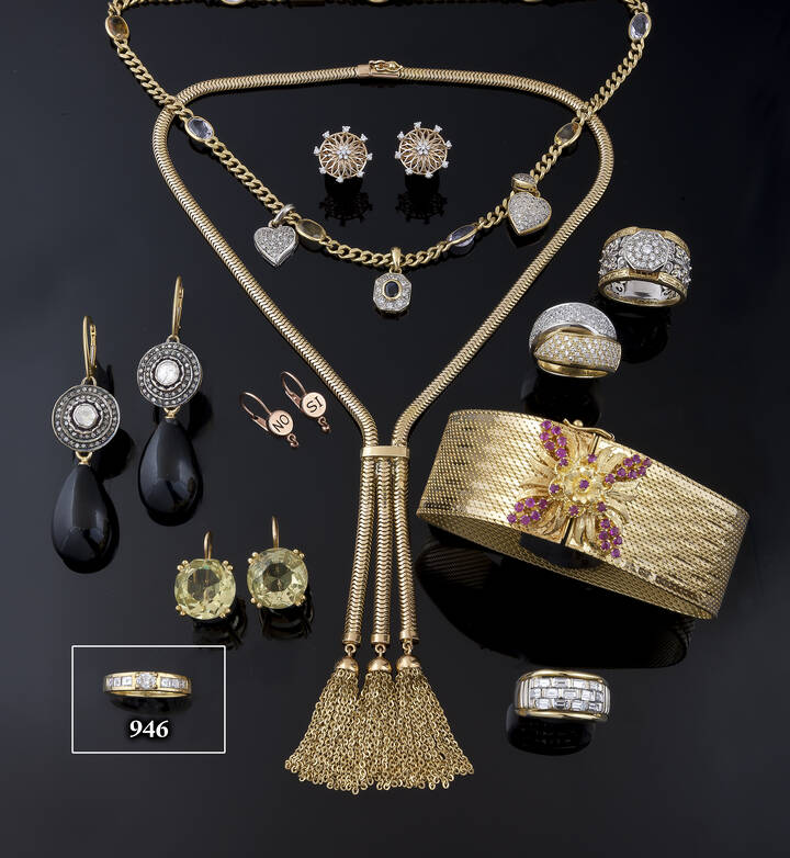 ANELLO - In oro giallo, con diamante centrale taglio ovale di <br>ct  0,25 ca e ai lati diamanti taglio carrè per complessivi ct 0,50 ca