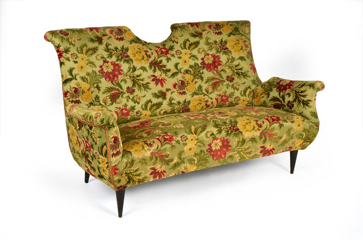 PRODUZIONE ITALIANA - Divano con struttura in legno ed imbottitura rivestita 