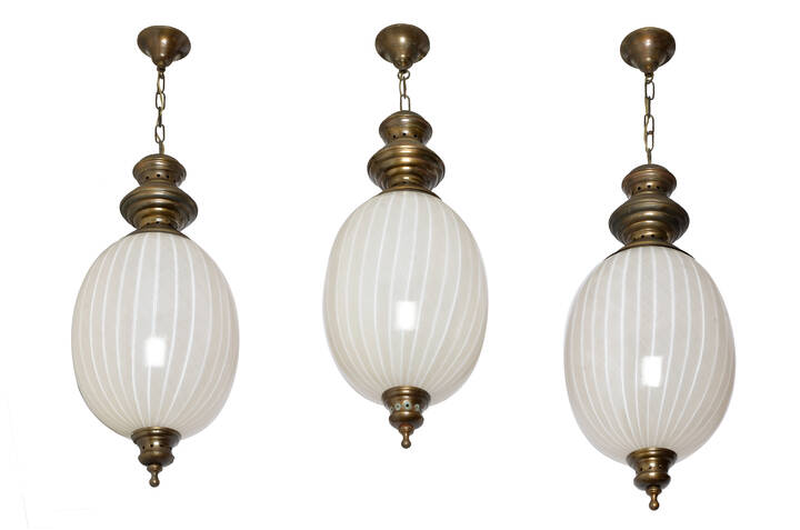 VENINI - Tre sospensioni in vetro soffiato zanfirico.