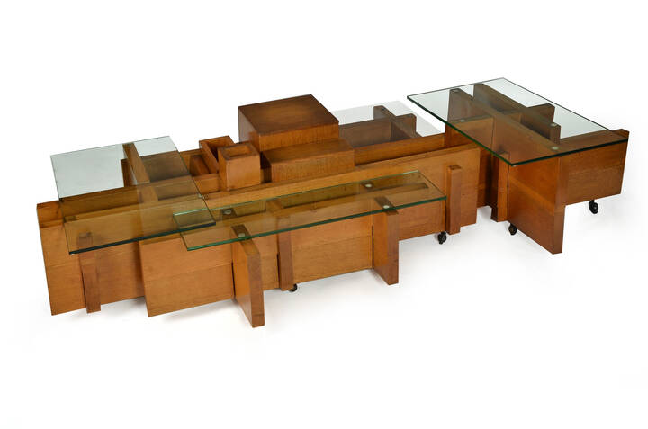 PRODUZIONE ITALIANA - Tavolino con base in legno e piani in vetro.