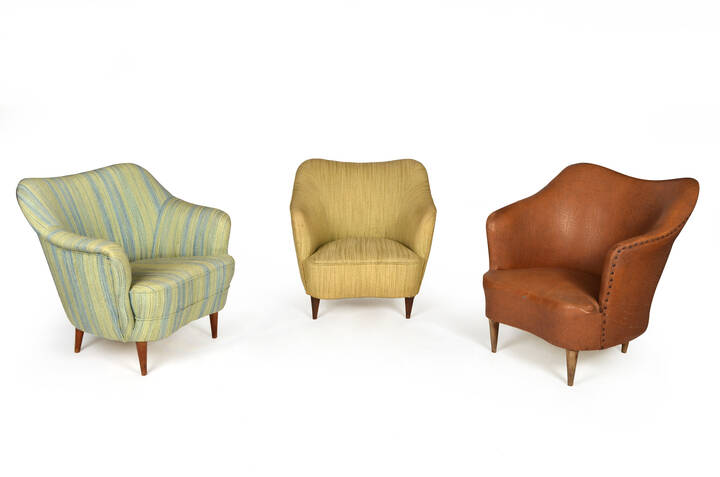 GIO PONTI - Tre poltrone con struttura in legno .