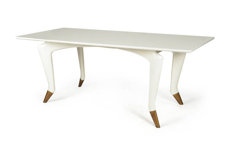 GIO PONTI, nello stile di - Tavolo in legno laccato e puntali rivestiti in ottone.