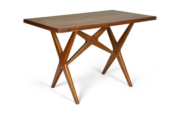 ICO PARISI, nello stile di - Tavolo da pranzo in legno di noce.