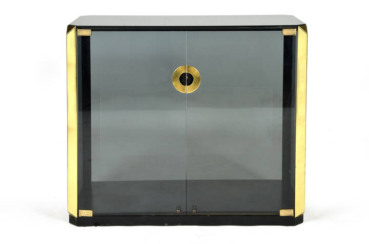 WILLY RIZZO - Credenza in vetro fumé e profili in ottone.