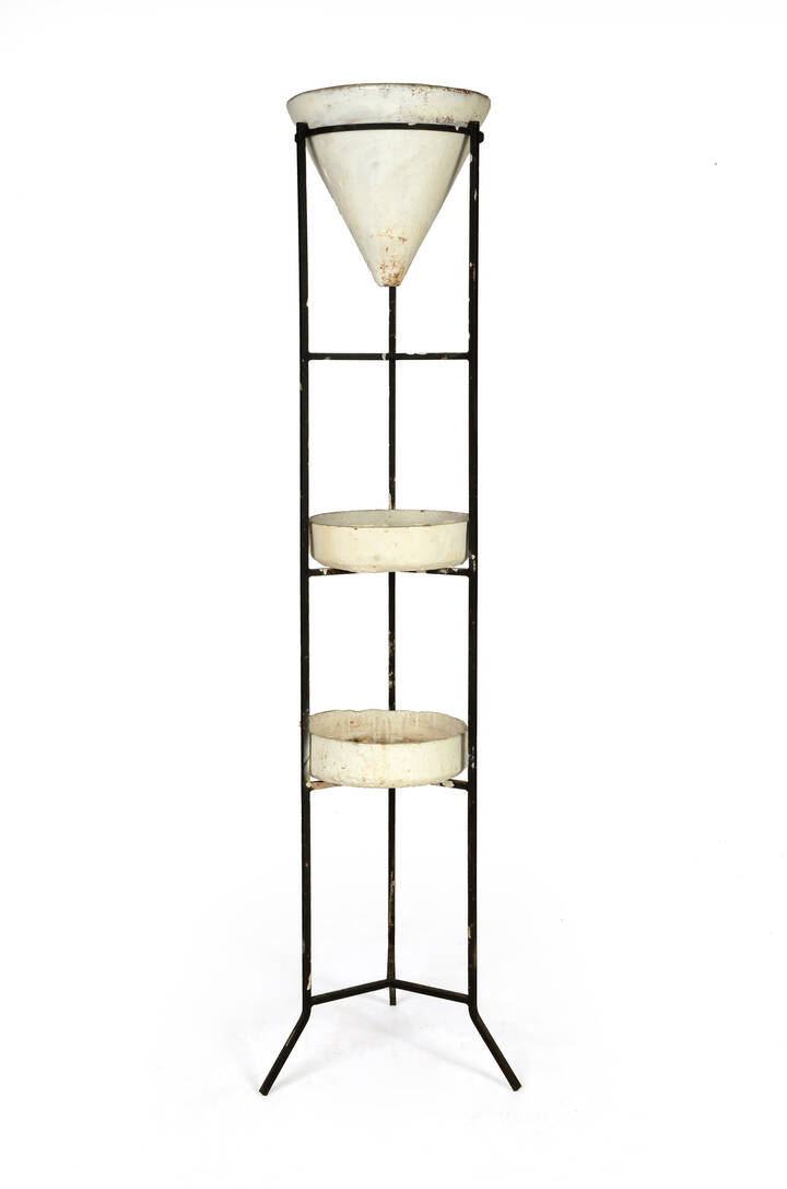 CAMPO & GRAFFI - Fioriera in metallo con vasi in terracotta smaltata.