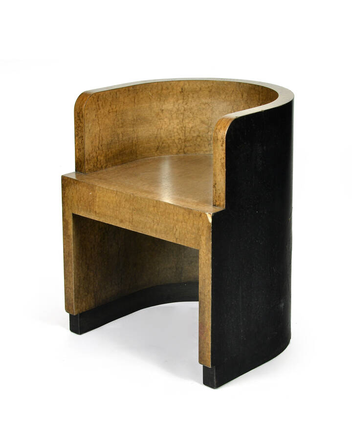 GIUSEPPE PAGANO POGATSCHNIG GINO LEVI MONTALCINI - Poltroncina in buxus con schienale ricurvo.