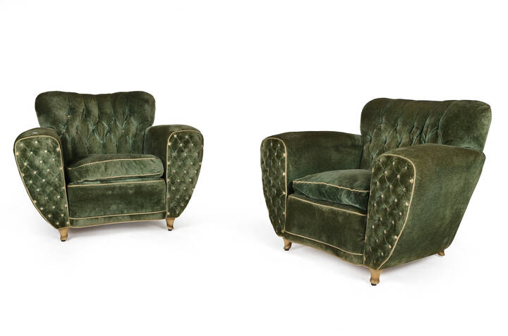 PRODUZIONE ITALIANA - Coppia di grandi poltrone in velluto capitoné