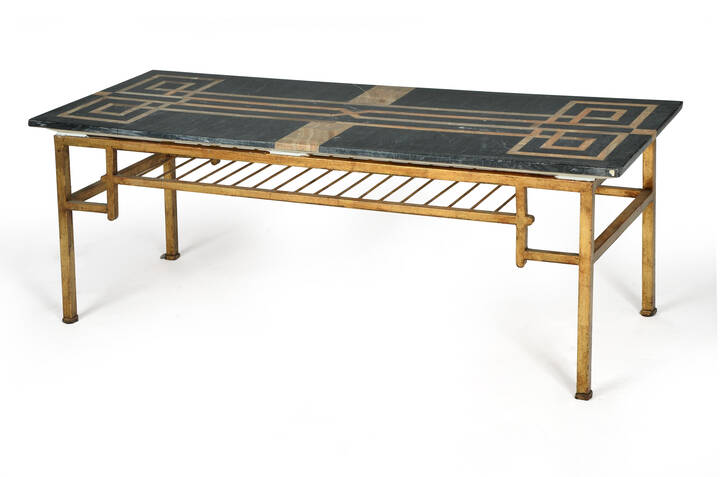 PRODUZIONE ITALIANA - Tavolino con struttura in ottone e piano in marmo.