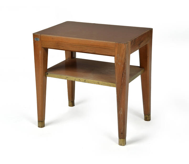 GIO PONTI - Tavolino in legno di noce con ripiano e piedi rivestiti