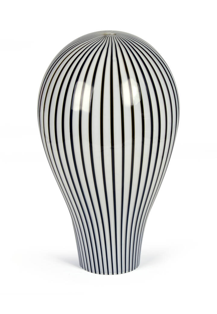 VENINI - Lampada da tavolo in vetro lattimo soffiato a 