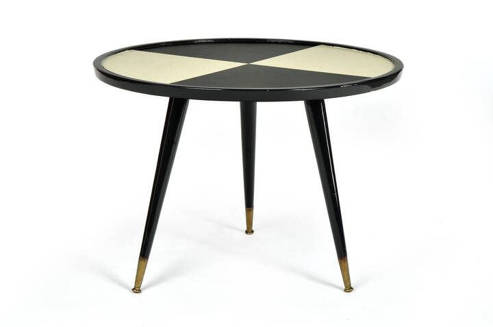 PRODUZIONE ITALIANA - Tavolino in legno laccato, puntali in ottone.