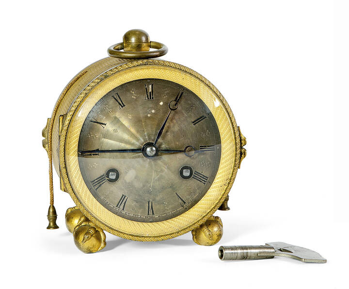  MARESCIALLA -  in bronzo dorato, XIX secolo, struttura di forma rotonda; quadrante in metallo con numeri romani incisi. Poggiante su quattro sfere trattenute da zampe di rapace