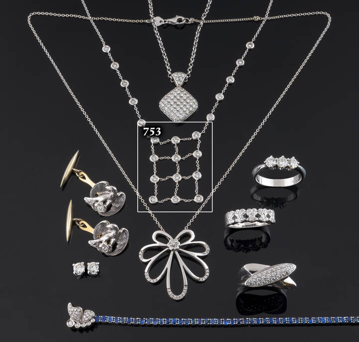 GIROCOLLO - in oro bianco con al centro diamanti taglio brillante disposti in modo geometrico per complessivi ct 0,65  ca