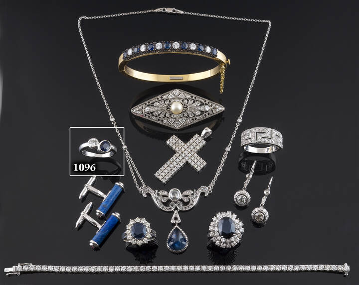 ANELLO - in oro bianco con diamante di mezzo taglio di ct 0,50 ca e zaffiro taglio ovale di ct 1,0 ca<br>Peso gr 5,0