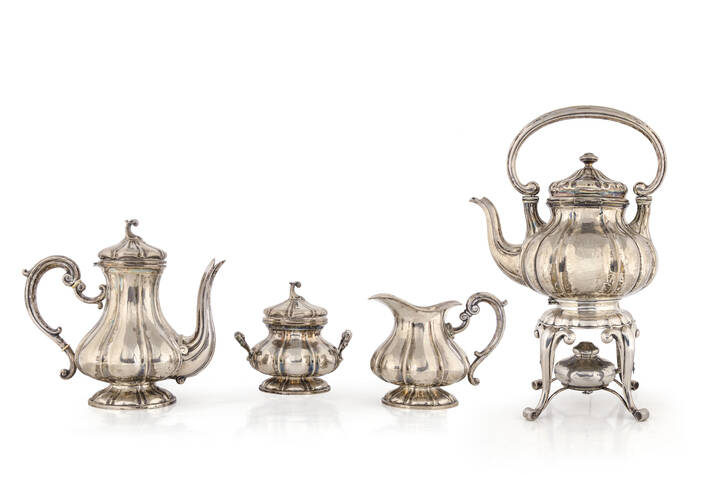 SERVIZIO IN ARGENTO - composto da teiera, caffettiera, lattiera zuccheriera e samovar; corpi bombati rastremati, prese a ricciolo