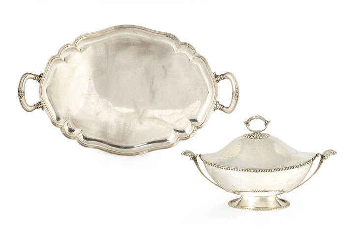 LOTTO DI DUE OGGETTI IN ARGENTO - composto da: un vassoio di forma polilobata con manici ed un zuppiera di gusto neoclassico 