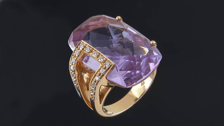 ANELLO - in oro rosa, con grande ametista centrale taglio ovale sfacettata 