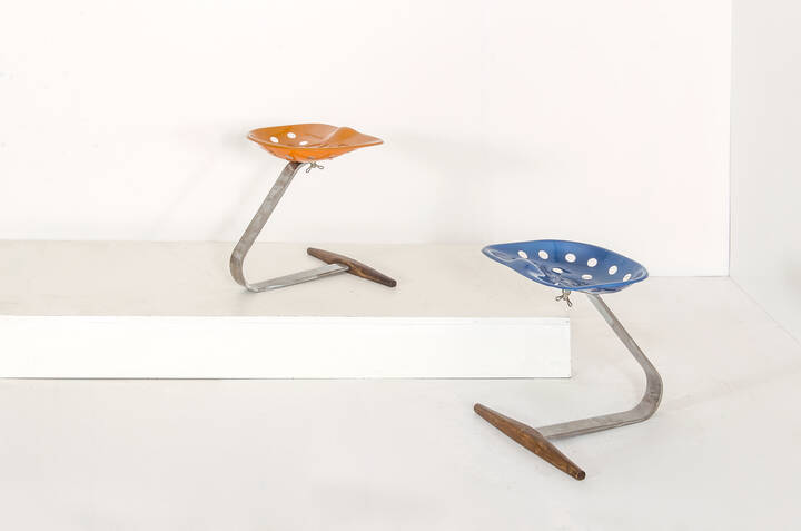 ACHILLE CASTIGLIONI - Due sgabelli mod. Mezzadro