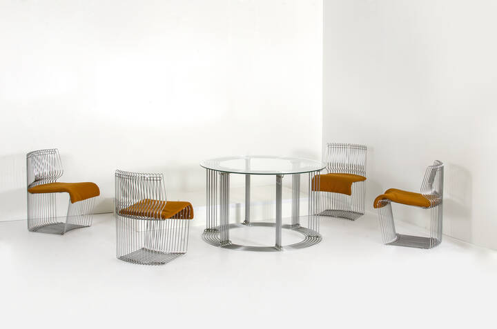 VERNER PANTON - Tavolo e quattro sedie della serie Pantonova