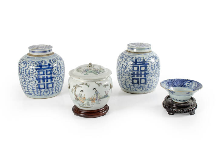 LOTTO DI OGGETTI IN CERAMICA ORIENTALE - <br>