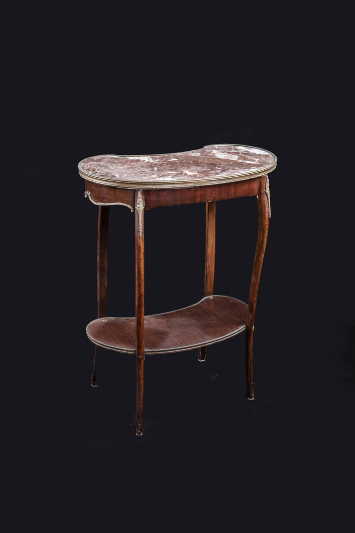 TAVOLINO - in legno di noce, a fagiolo, con piano in marmo 