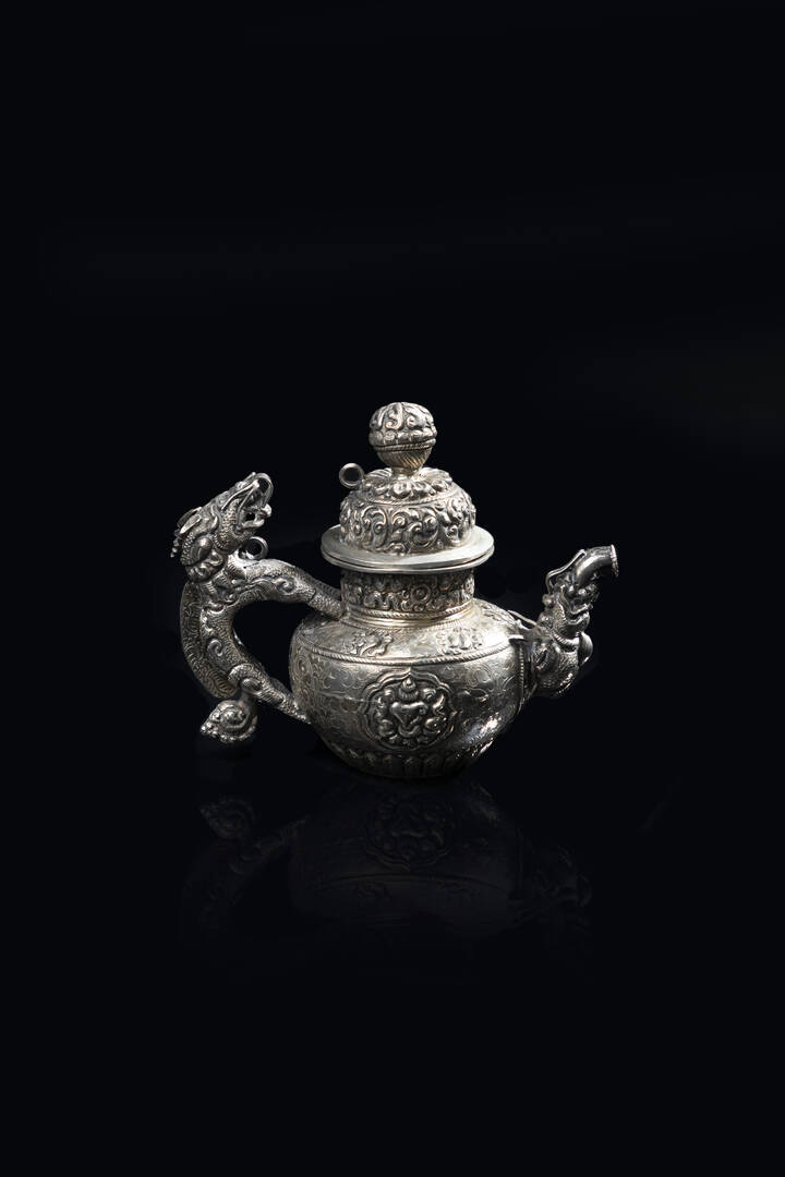 PICCOLA TEIERA - Piccola teiera in argento sbalzato