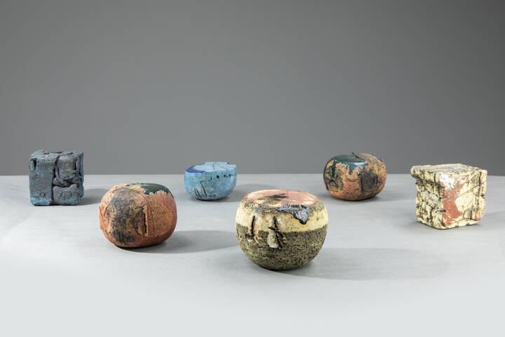 LOTTO DI 6 OGGETTI  - Lotto di 6 oggetti in terracotta decorata