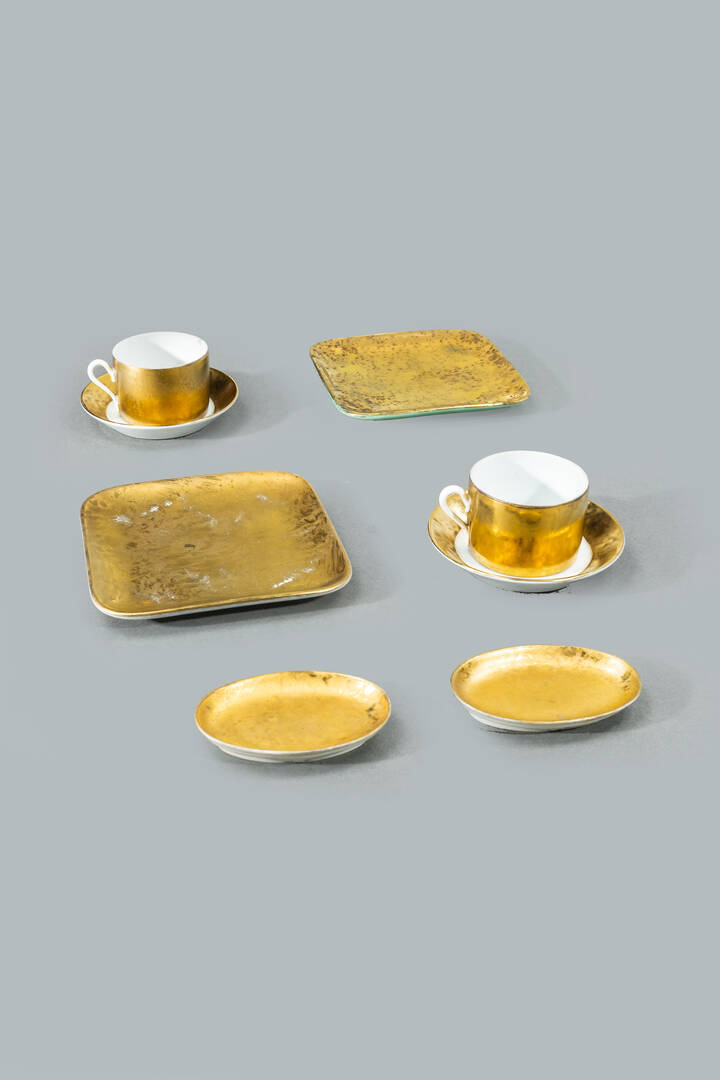 PIERO FORNASETTI - Due tazze e quattro piatti della Collezione Grande Antico