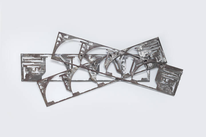 PRODUZIONE ITALIANA - Tre pannelli a scultura con geometrie astratte