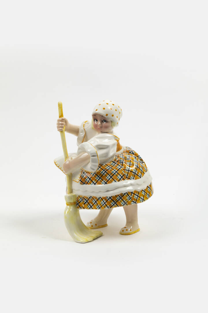 ESSEVI TORINO - 'Bambina con scopa'