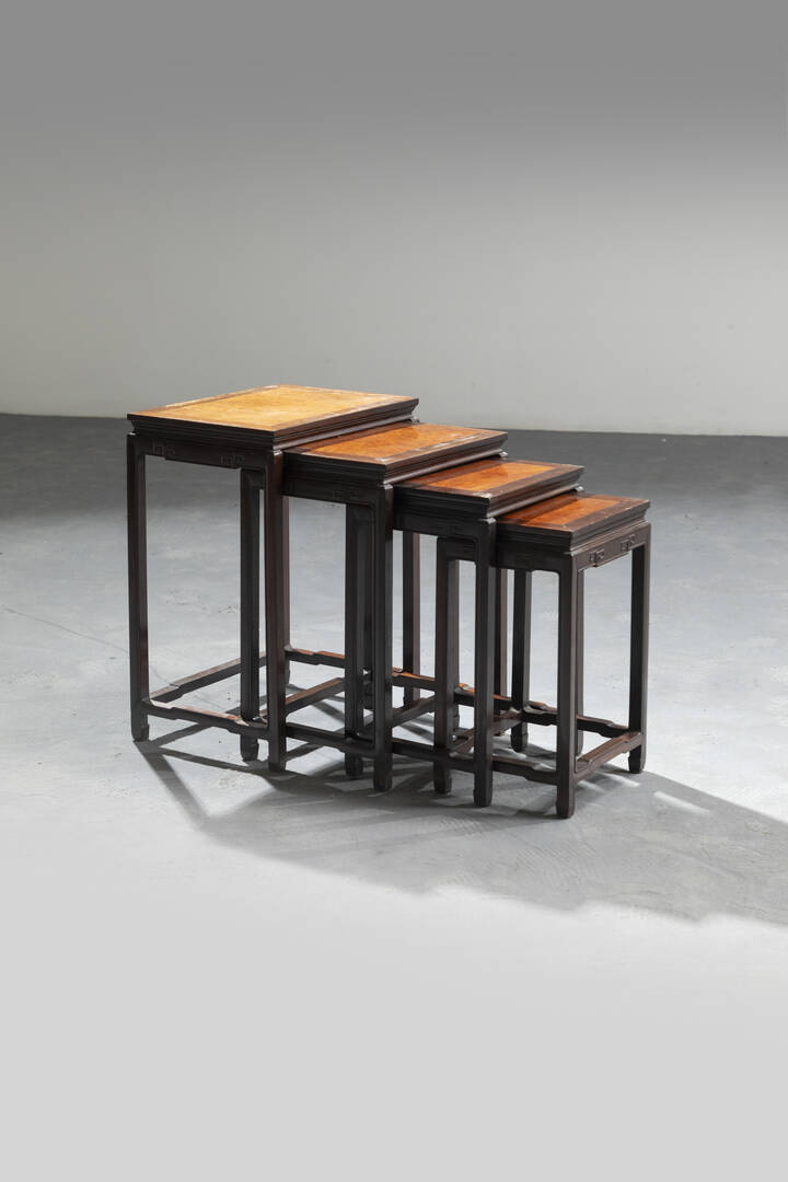 LOTTO DI QUATTRO TAVOLINI - Set di quattro tavolini impilabili