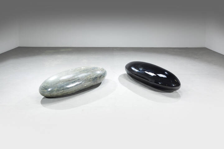 PRODUZIONE ITALIANA - Coppia di pouff a forma di sasso