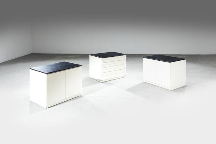 VICO MAGISTRETTI - Set di due mobili contenitori e una cassettiera mod. Samarcanda