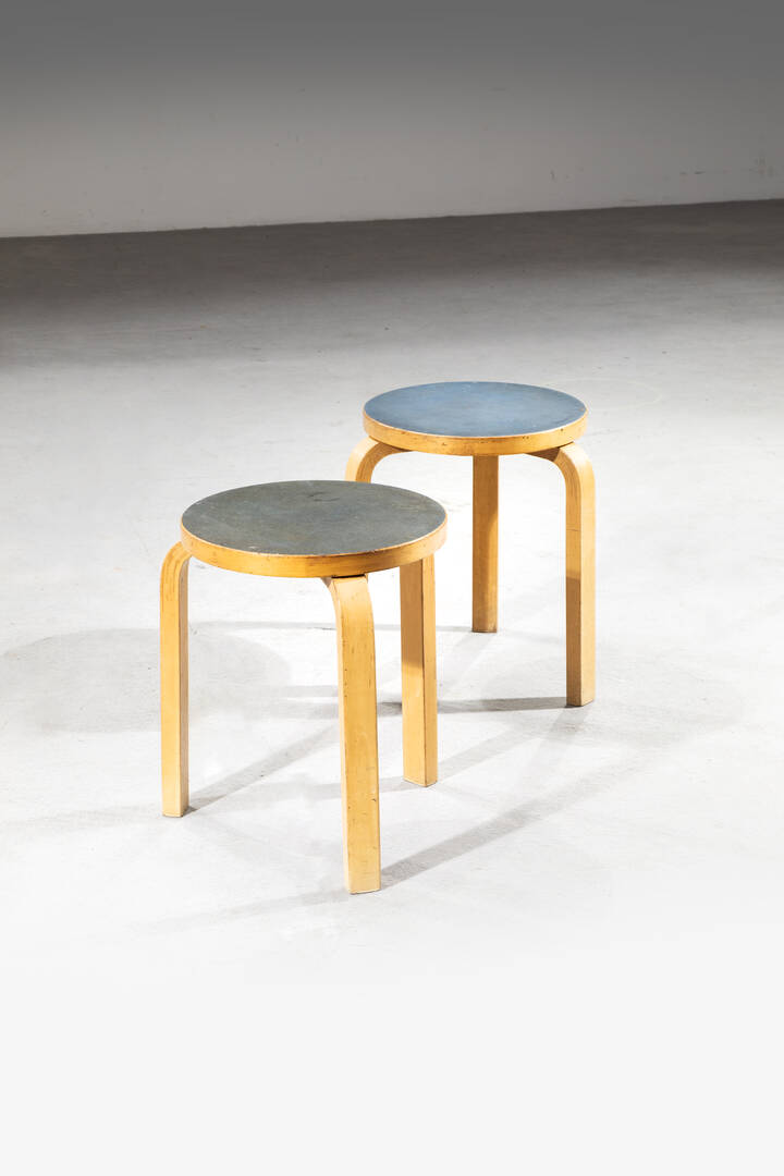 ALVAR AALTO - Coppia di sgabelli mod. 60