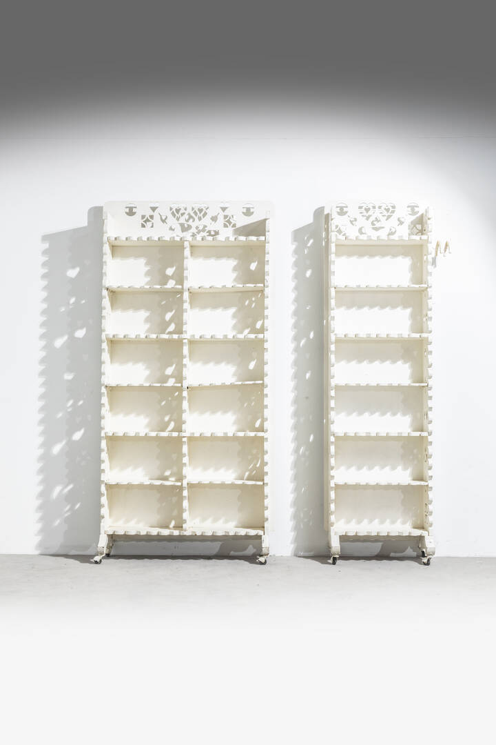 PRODUZIONE ITALIANA - Coppia di librerie con appendiabiti