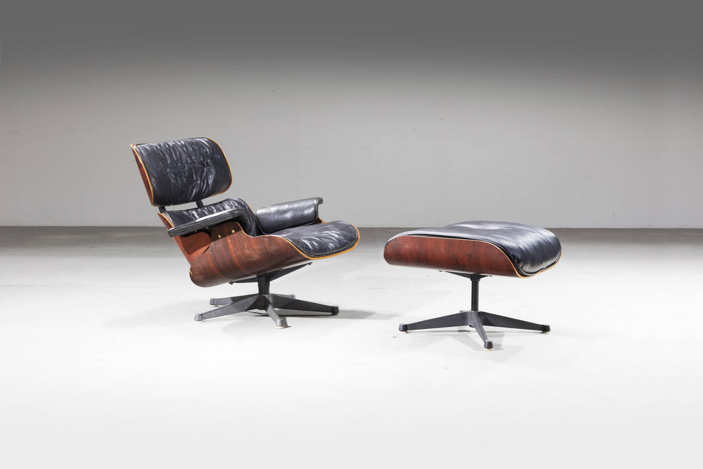 CHARLES E RAY EAMES - Poltrona mod. 670/B e poggiapiedi mod. 671/B CHARLES E RAY EAMES - Poltrona mod. 670/B e poggiapiedi mod. 671/B