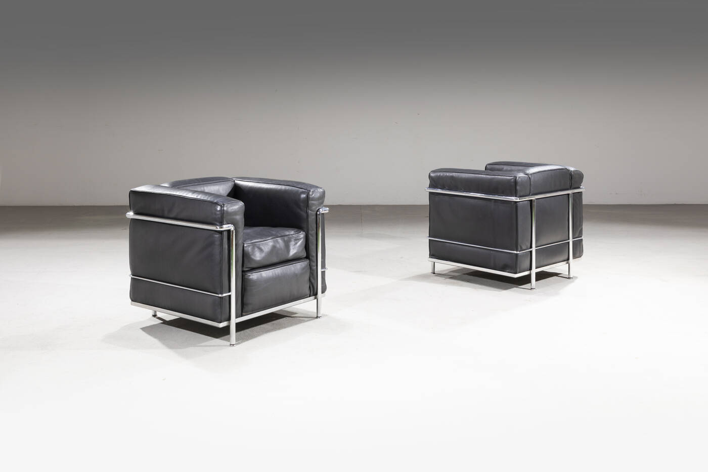 LE CORBUSIER - Coppia di poltrone mod. LC2 LE CORBUSIER - Coppia di poltrone mod. LC2